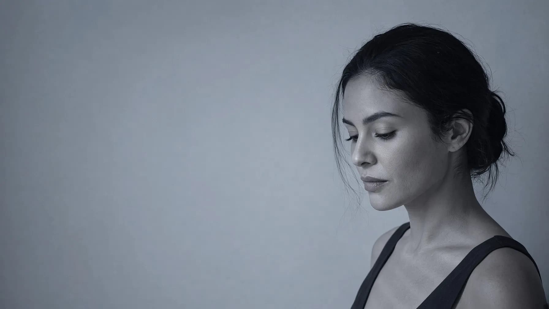 Portret în lumină rece; sub cursor apare același chip în lumină de chihlimbar, purtând ochelari CALIMANI